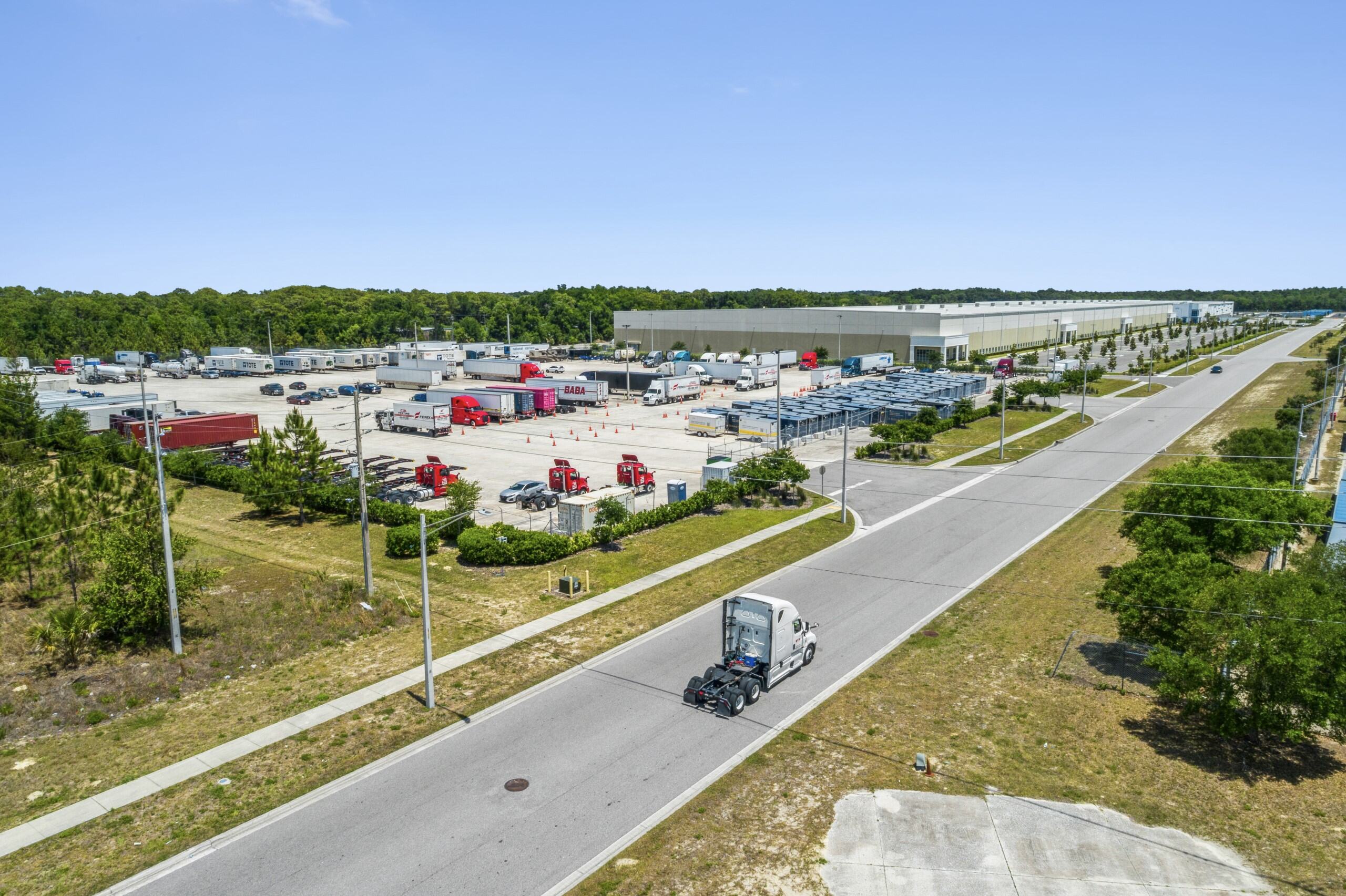 4332e0cf-08a7-46e1-bb41-db3bcc356c0c trailer-parking-industrial-outdoor-storage